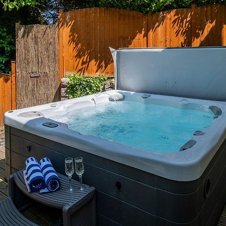 The Coachhouse - Cottage With Private Hot Tub Colwyn Bay Exterior foto